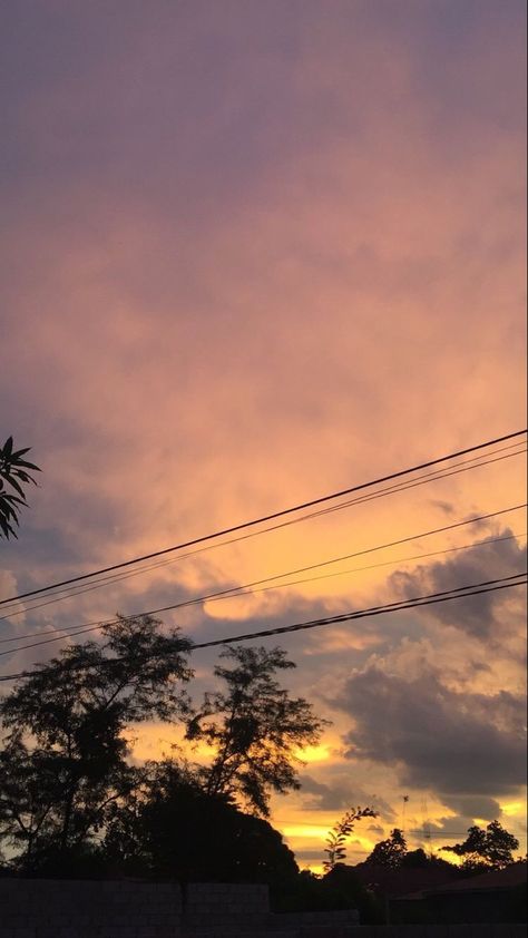 Cloudy Sky Aesthetic Wallpaper, City Lights Rain, Cloudy Sky Aesthetic, Sky Aesthetic Wallpaper, Just Do It Wallpapers, Beach Sunset Photography, Ethereal Nature, Cloudy Sunset, Sky Sunrise