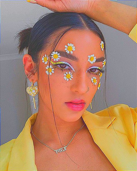 Retro Face Paint, Daisy Face Painting, Face Art Makeup Flowers, Daisy Makeup Look, Cute Face Painting Aesthetic, Face Art Makeup Paint Ideas, Aesthetic Face Paint, Flowers Face Paint, Rave Face Paint