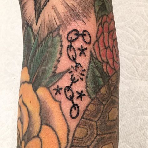 filler Ditch Filler Tattoo, Cool Filler Tattoos, Mini Filler Tattoo, Trad Tattoo Filler, Tiny Traditional Tattoo Filler, Small Gap Filler Tattoo Ideas, American Traditional Gap Filler Tattoos, Traditional Sleeve Filler, American Traditional Sleeve Filler