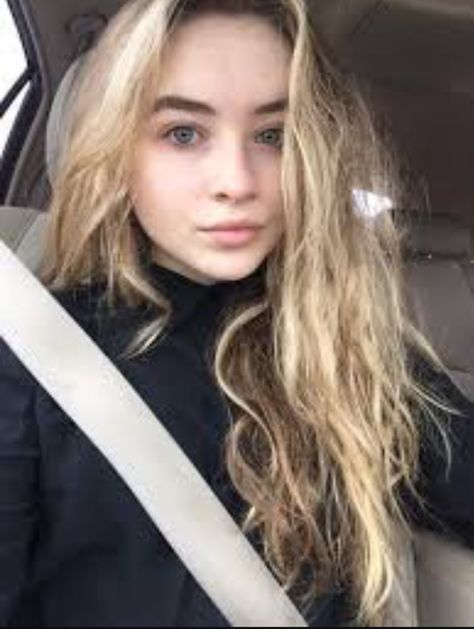 Sabrina Carpenter without makeup!!!! She's still really pretty!!!! and its before the Washington concert!!! Celebs Without Makeup, Sabrina Carpenter Style, Sabrina Carpenter Outfits, Wavy Hairstyles, Celebrity Look Alike, Girl Meets World, Without Makeup, Hairstyles Haircuts, Round Face