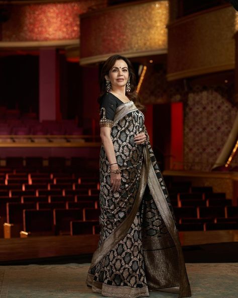 Katan Saree, Nita Ambani, Saree Bollywood, Banarsi Saree, Saree Floral, Silk Saree Banarasi, Katan Silk Saree, Anita Dongre, Ready To Wear Saree