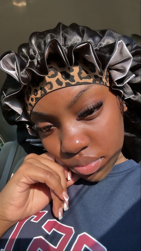 Bonnet Selfie, Bonnet Pics, Bonnet Black Women, Cute Bonnets For Black Women, Bonnet Aesthetic, Bonnet Satin Natural Hair, Satin Bonnet Natural Hair, Girl Goals, Football Illustration