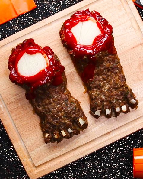 Halloween Feet Loaf Recipe by Tasty Feet Loaf Recipe, Savory Meatloaf, Postres Halloween, Pumpkin Chili, Low Carb Vegetarian Recipes, Tasty Recipes Videos, Weekend Meals, Halloween Recipes, Eating Plans