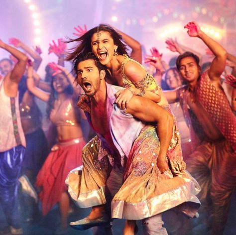 Varun and Alia ready to rock and roll in the title track of Badrinath Ki Dulhaniya Varun Alia, Alia Bhatt Varun Dhawan, Alia And Varun, Bollywood Photos, Bollywood Couples, Holi Festival, Varun Dhawan, Bollywood Movie, Indian Movies