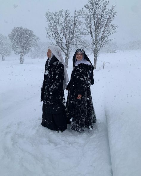 Nuns Aesthetics, Traditional Catholicism Aesthetic, Medieval Nun Aesthetic, Convent Life, Dark Catholicism Aesthetic, Catholic Nun Aesthetic, Nun Lifestyle, Christian Veils, Monastic Life