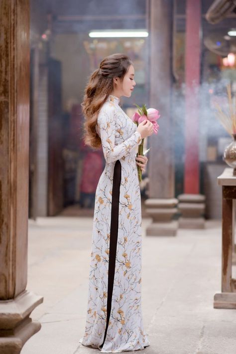 #traditionalwedding #traditional #wedding #vietnam Traditional Gown, Vietnamese Fashion, Plazo Pants, Vietnamese Wedding, Girls Long Dresses, Long Kurti Designs, Indian Gowns Dresses, Trendy Dress Outfits, Dress Indian Style