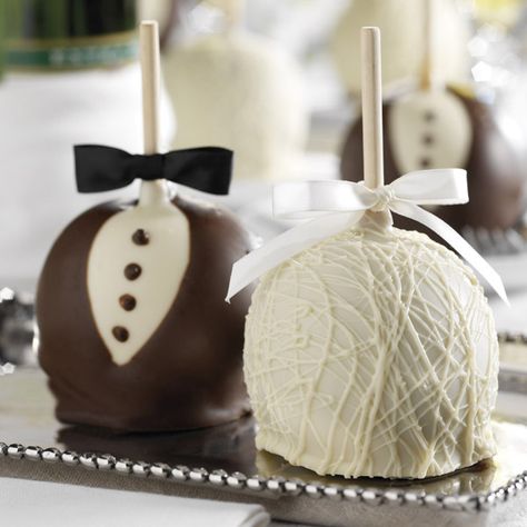 Bride & groom caramel apple wedding favors by Mrs. Prindables Apple Wedding Favors, Party Souvenirs, Covered Apples, Food Wedding Favors, Chocolate Covered Apples, Apple Wedding, Homemade Wedding Favors, Cookie Wedding Favors, Creative Wedding Favors