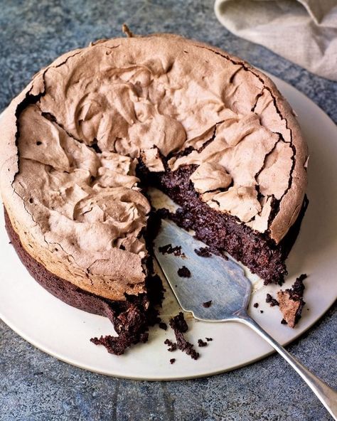 Double baked chocolate meringue brownie Chocolate Meringue, Baking Desserts, Slow Cooker Desserts, Brownie Recipe, Rosh Hashanah, Jewish Holidays, Food Cakes, Chocolate Brownies, Brownie Recipes