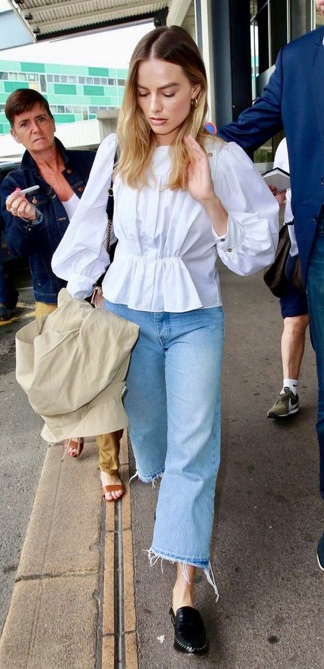 Margot Robbie Street Style Margot Robbie Street Style, Margot Robbie Outfit, Margot Robbie Style, Kj Apa, People Crowd, 2024 Fashion, Margot Robbie, Clothes Ideas, Outfit Inspo Fall