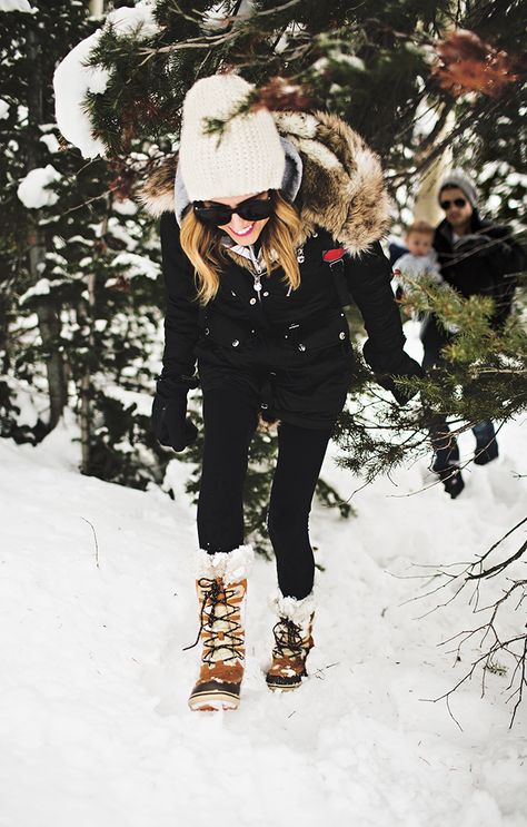 Dressing for Snow Days | Hello Fashion Blog Hello Fashion Blog, Parka Outfit, Snow Day Outfit, Look Winter, Winter Mode Outfits, What To Wear Skiing, Hello Fashion, Snow Outfit, Boating Outfit