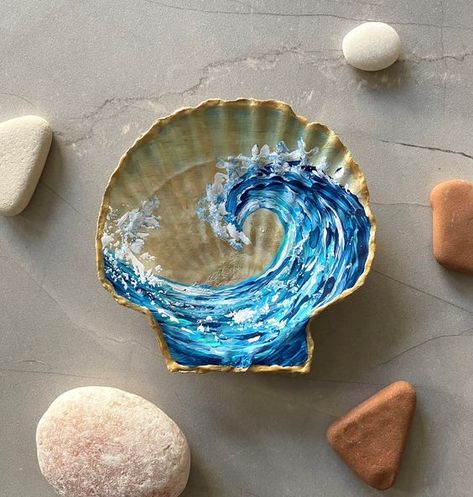 Crafts For The Beach, Shells Diy Crafts, Ocean Themed Crafts For Adults, Hand Painted Shells, Shell Painting Ideas Easy, Painting On Shells Seashells Ideas, Scallop Shell Crafts, What To Make With Seashells, Painted Seashells Ideas