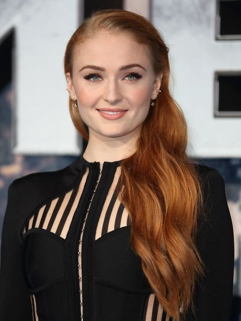 Sophie Turner Dyes Her Hair Platinum Blonde | Allure.com Sophia Turner, Auburn Balayage, Hair Blond, Gra O Tron, Hair Color Auburn, Copper Hair Color, Sansa Stark, Sophie Turner, Auburn Hair