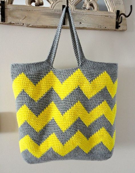 Diy Sac Pochette, Diy Crochet Purse, Chevron Crochet, Crocheted Bags, Yellow Chevron, Crochet Bags Purses, Crochet Diy, Crochet Tote, Tapestry Crochet