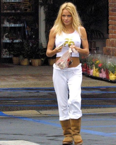 Velvey on Instagram: "Ugg season anyone? Pamela Anderson rocking her uggs in November, 2003." Pamela Andersen, Ugg Boots Outfit, 2000s Outfit, Pam And Tommy, Early 2000s Fashion, 2000s Outfits, 2000s Fashion, Christmas Market, In November