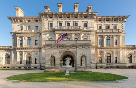 Inside the Breakers, a Gilded Age Vanderbilt Mansion in Rhode Island - Business Insider Unusual Bookshelf, Gilded Age Mansions, Shope Reno Wharton, American Mansions, Cornelius Vanderbilt, New York Central Railroad, Vanderbilt Mansions, Newport County, European Palace