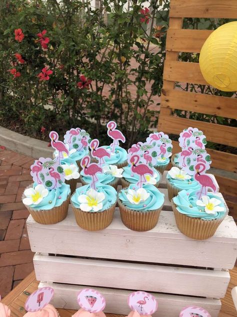 Flamingo Birthday Party Ideas, Hawaii Cupcakes, Tropical Party Foods, Pink Flamingo Birthday, Birthday Flamingo, Flamingo Cupcakes, Pink Flamingo Party, Tropical Birthday Party