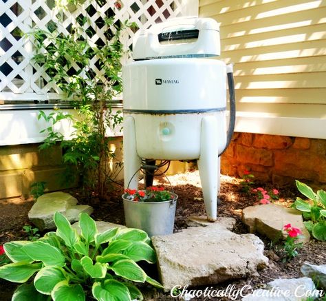 Vintage Washing Machine Fountain - A fun DIY project for the garden!   www.chaoticallycreative.com Vintage Washing Machine, Wringer Washer, Fountain Ideas, Old Washing Machine, Garden Water Fountains, Garden Junk, Indoor Trees, Water Fountains, Garden Water