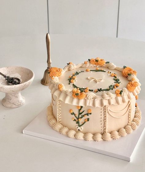 Autumn Cakes Decorating, Vintage Icing Cake, Vintage Fall Cake, Gold Vintage Cake, Cottagecore Cake, Lambeth Cakes, Vintage Style Cake, Orange Birthday Cake, Floral Birthday Cake