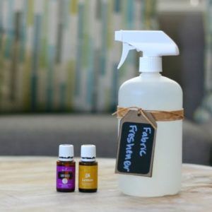 DIY Fabric Freshener Spray (Homemade Febreeze) - make the switch to this greener alternative to freshener up your clothes, closets, fabric couches and other fabrics - DontMesswithMama.com Diy Fabreeze, Homemade Febreeze, Febreeze Diy, Diy Air Freshener Spray, Homemade Febreze, Diy Linen Spray, Carpet Deodorizer, Homemade Air Freshener, Diy Cleaning Products Recipes