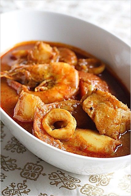 Seafood Curry Recipe (Malaysian Indian-Style):  The cooking style originated from the southern part of India, but had since been localized to a Malaysian taste. | rasamalaysia.com Seafood Curry, Masakan Malaysia, Malaysian Cuisine, Rasa Malaysia, Curry Dishes, Malaysian Food, Curry Recipe, Easy Delicious Recipes, Indian Cooking