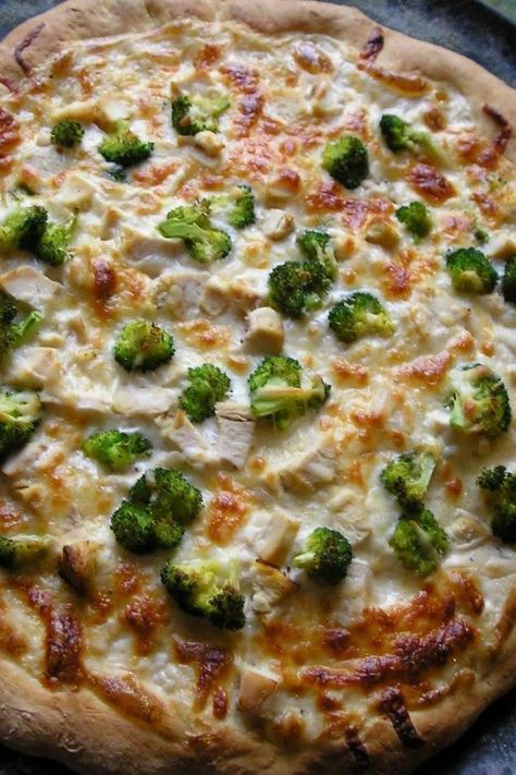 White Pizza With Chicken, Broccoli And Mushrooms Pizza With Chicken, Broccoli And Mushrooms, Broccoli Pizza, Cooking Food Recipes, White Pizza Sauce, White Pizza Recipes, Mushroom Pizza, White Pizza, Wheat Gluten