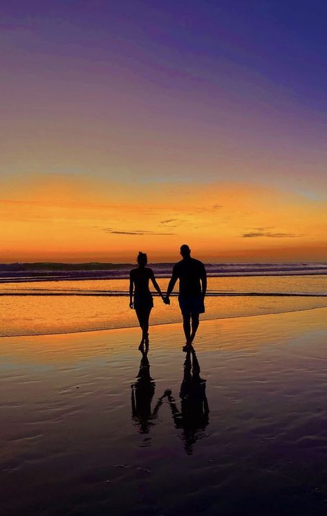 Beach Walk Couple, Couples On Beach, Couple At The Beach, Couples Beach Photography, Couple Moments, Honeymoon Photos, Love Backgrounds, Couples Vibe, Couple Photoshoot Poses