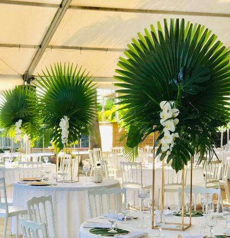 Outdoor Antique Decor, Palm Decorations Party, Bamboo Table Decor, Elegant Tropical Wedding Decor, Palm Royale Party Theme, Coffee Table Living Room Ideas, Flowerless Centerpieces, Centerpieces Dining Table, Table Centerpieces Ideas