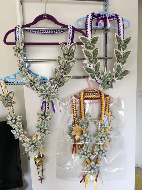 Money Flower Leis For Graduation, Money Graduation Sash, Money Sash Graduation, High School Graduation Leis, Graduation Lais, Graduation Lei Ideas, Candy Lei Diy, Lei Diy, Graduation Leis Diy Ribbons