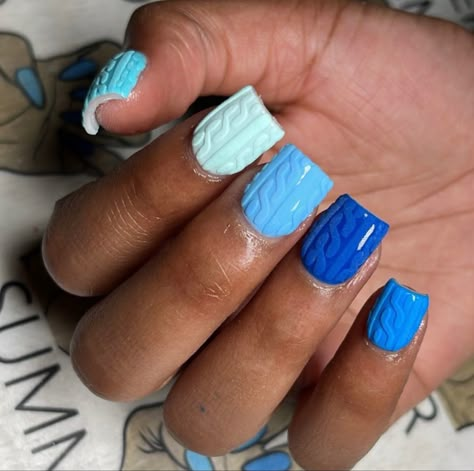 Short Acrylic Nails Christmas Designs, White And Blue Short Nails, Winter Nail Sets Short, Sweater Nails French Tip, Fall Winter Nail Ideas, Short Square Nail Designs Fall, Sweater Nails Short, Sweater Effect Nails, Winter Nails Short Square