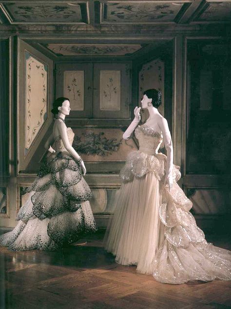 Christian Dior dresses from 1949 named "Junon" on the left and "Venus" on the right Christian Dior Dress, Vintage Haute Couture, Dior Dresses, Dior Dress, Venus Dresses, Dior Haute Couture, Vintage Couture, Dior Couture, 1940s Fashion