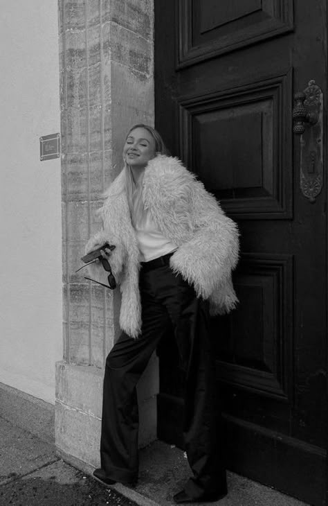 Paris Vibe, Fur Jacket Outfit, White Fur Jacket, Shaggy Jacket, Fur Coat Outfit, Chic Outfits Classy, White Fur Coat, Cosy Outfit, Outfit Work