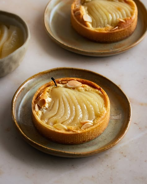 Poached Pear Tart, Mini Pear Tarts, Cherry Frangipane Tart, Pear Frangipane Tart Recipe, French Pear Tart, French Pear Cake, Traditional Dessert Recipes, Mini Tart Tatin, Restaurant Desert Ideas