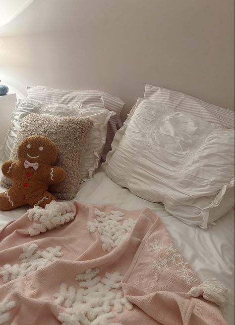 Pink Christmas Bedding Aesthetic Christmas Bedrooms, Girly Christmas Bedroom, Gingerbread Bedroom Decor, Pinkmas Room Decor, Pink Christmas Bedroom Aesthetic, Xmas Room Decor Ideas, Christmas Bedroom Decor Pink, Pinkmas Bedroom, Pink Christmas Bedding