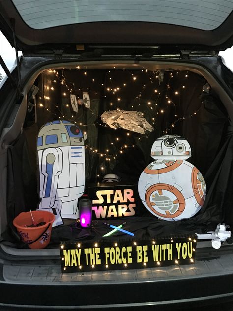 Star Wars Halloween Trunk or Treat.  Used my silhouette cameo to cut out R2D2, BB8, Millennium Falcon, and signs Star Wars Halloween Decorations, Bb8 Star Wars, Halloween Trunk Or Treat, Halloween Car Decorations, Trunker Treat Ideas, Trunk Or Treat Ideas, Star Wars Bb8, Hallowen Ideas, Star Wars Halloween