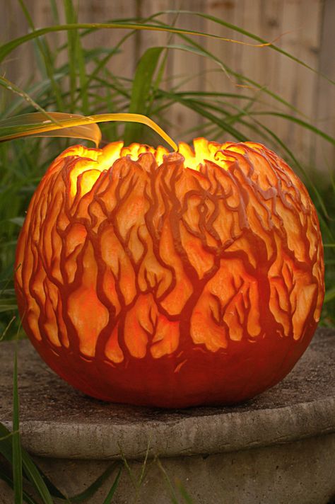 42 of the Most Creative Halloween Pumpkin Carving Ideas via Brit + Co. Recipes Treats, Diy Pumpkin Carving, Holiday Cookies Decorated, Dekorasi Halloween, Disney Pumpkin Carving, Pumkin Carving, Labu Halloween, Creative Pumpkin Carving, Easy Pumpkin Carving