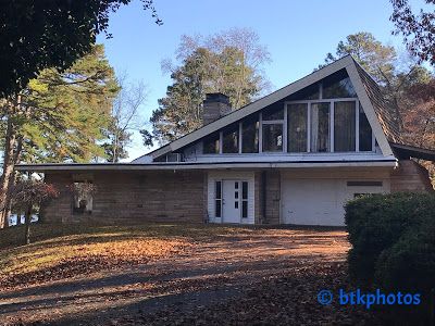 Reel to Real Movie and TV Filming Locations: Ozark (2017- ) Ozark House, Ozark Tv Show, Marty Byrde, Tv Show House, Stone Mountain Park, Lake Ozark, Houses Design, Movie Locations, Save File