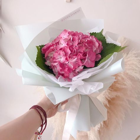 Seven Florist on Instagram: “Beating Heart  Single stalk hydrangea  Approximately Size: W30cm x H35cm  ᴠᴀʟᴇɴᴛɪɴᴇs 𝟐𝟎𝟐𝟎  #7floristVD2020  #sevenflorist #klflorist…” Easy Flower Bouquet, Easy Flower, Beating Heart, Diy Easy, Hydrangea, Flowers Bouquet, Florist, Easy Diy, Flowers