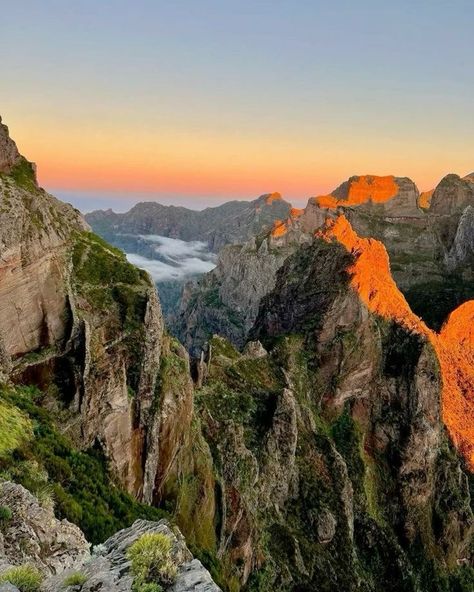 Sunset Hike Aesthetic, Madeira Aesthetic, Pico Do Arieiro, Places Aesthetic, Pretty Landscapes, Aesthetic Style, Travel Places, Pretty Places, Travel Inspo