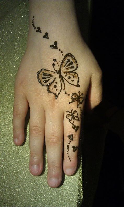 Easy Henna Butterfly, Henna For Little Kids, Mehandi Tattoo Design Simple, Butterfly Mehendi Designs, Kid Henna, Henna Tattoo Designs Butterfly, Butterfly Mehendi, Mehandi Tattoo Design, Henna Designs Butterfly