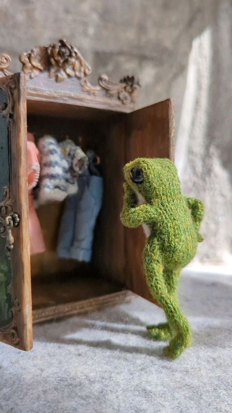 Leggy Frog, Cosy Armchair, 헬로키티 배경화면, Frog Doll, India Rose, Christmas Posts, Miniature Knitting, Frog Life, Crochet Frog