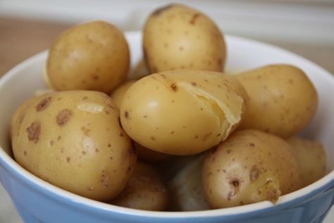 How long to boil potatoes: the know-how for the perfect spud | Real Homes Freeze Potatoes, Freezing Potatoes, Boiling Potatoes, Boil Potatoes, Kitchen Maid, Frozen Potatoes, Purple Potatoes, Small Potato, Food Hub