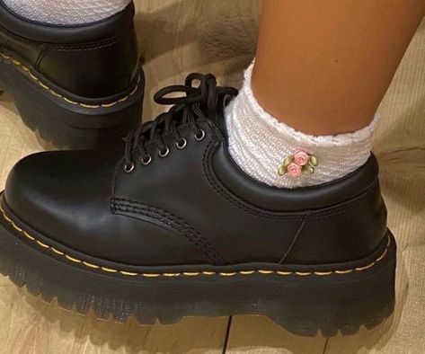 black doc martens school shoes Estilo Kylie Jenner, Dr Shoes, Estilo Indie, Shoe Inspo, Aesthetic Shoes, Swag Shoes, School Shoes, Pretty Shoes, Dream Shoes