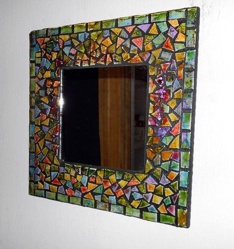 16 Really Cool DIY Mirrors That You Can Do For Free Diy Mirror Frame, Diy Mirrors, Mosaic Frames, Mosaic Mirror Frame, Tile Mirror, Mirror Decor Living Room, Mosaic Tile Mirror, Stained Glass Mirror, Mosaic Mirrors