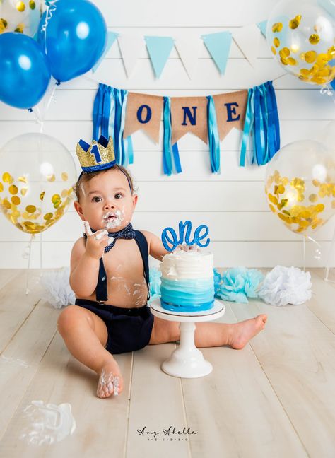 Boy Smash Cake Pictures, Boy Cake Smash Ideas, Blue Smash Cake, Cake Smash Boy, Baby Boy Birthday Themes, Barbie Dog, Baby Birthday Photoshoot, 1st Birthday Pictures, 1st Birthday Dresses