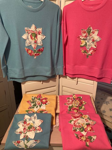 Light weighted sweatshirts, spring colors, flowers made from an old quilt. These flowers are meant to have a privative look. Quilt Sweatshirt Diy, Quilt Sweatshirt, Diy Sweatshirt Refashion, Quilted Sweatshirt Jacket, Tee Shirts Diy, Quilted Flower, Sweatshirt Makeover, Sweatshirt Ideas, Spring Sweatshirt