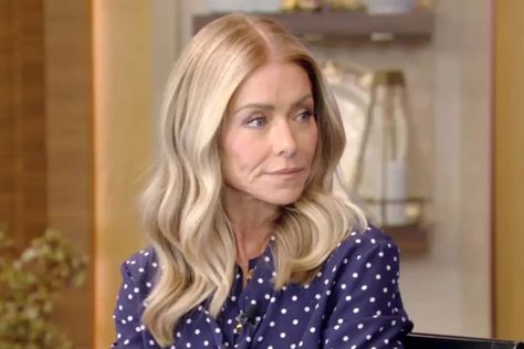 Kelly Ripa considers ditching blond hair for natural gray color Kelly Ripa Hair, Kelly Ripa, Natural Gray Hair, Going Gray, Summer Workout, On Live, Hair Blonde, Gray Hair, Beauty Shop