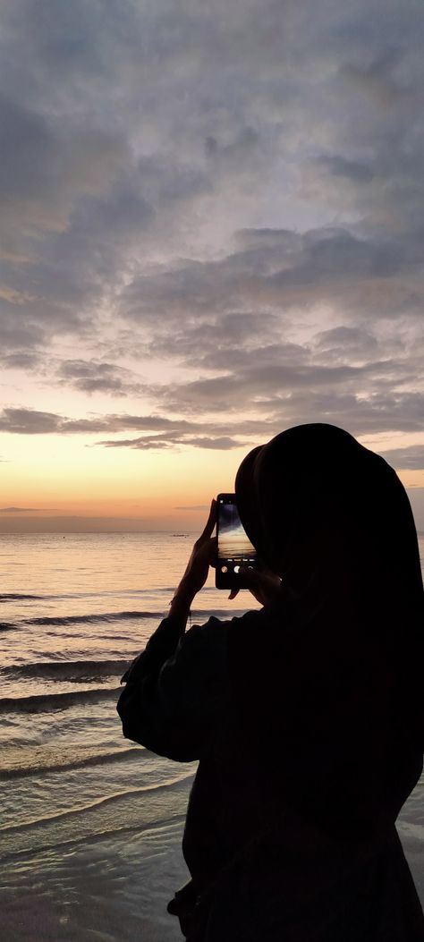 Pose Foto Di Pantai Hijab, Laut Aesthetic, Creative Beach Pictures, Sunset Girl, Beach Instagram Pictures, Pose Fotografi, Photos For Profile Picture, Hijab Aesthetic, Adventure Aesthetic