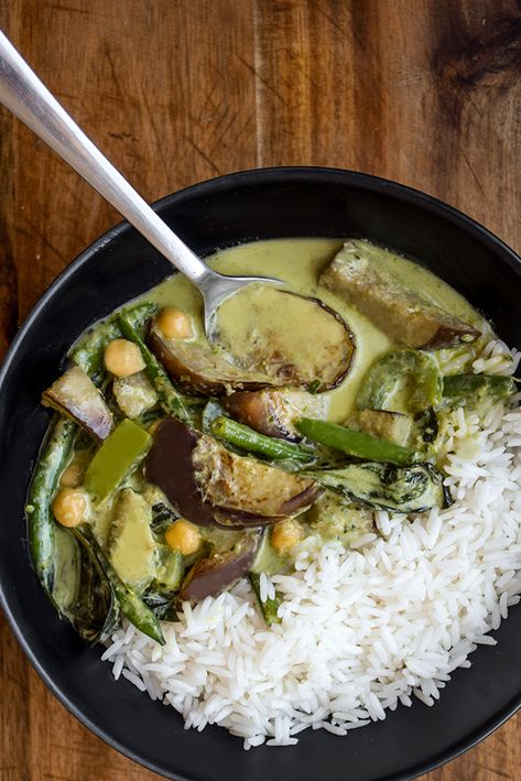 Eggplant Green Curry, Thai Aubergine Recipe, Thai Green Curry Chicken With Eggplant, Green Pepper Recipes Vegetarian, Thai Kitchen Green Curry Paste Recipe, Green Curry Eggplant, Thai Eggplant Curry, Curry With Eggplant, Green Bean Curry