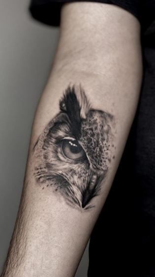 Owl Eye Tattoo, Realistic Owl Tattoo, Tattoo Main, Owl Tattoo Sleeve, Geometric Owl Tattoo, Herren Hand Tattoos, Owl Tattoo Drawings, Animal Sleeve Tattoo, Muster Tattoos