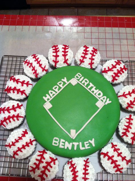 Baseball cake and cupcakes, I could easily make this for the boys' party this next spring! Cupcakes Decorating, Birthday Cupcakes Decoration, Pull Apart Cupcake Cake, Baseball Cake, Pull Apart Cupcakes, Sport Cakes, Baseball Birthday Party, Cake And Cupcakes, Baseball Birthday